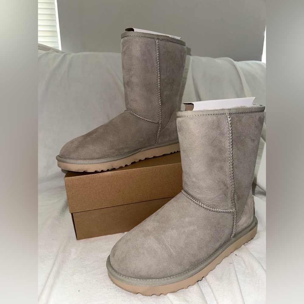 UGG Size 8 Classic Short II || Gently Used